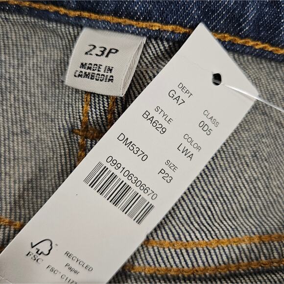 NWT J.Crew 9" Mid-Rise Demi Boot Crop Jeans Size 23P - Picture 4 of 8